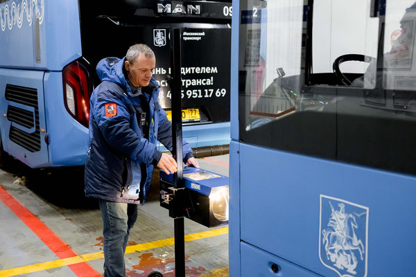 Проверка технического состояния автобуса в московском депо во время планового техосмотра городского транспорта