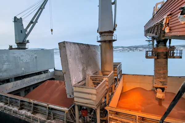 Погрузка калийных удобрений на балкер в порту Мурманска на Мурманском балкерном терминале с использованием судового крана