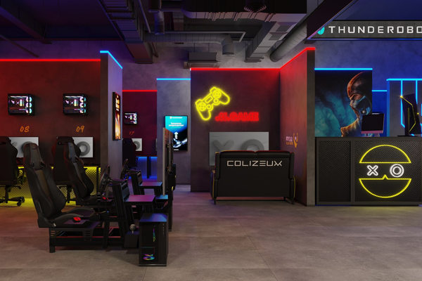 Киберспортивная арена Colizeum с игровыми станциями и неоновой подсветкой в торговом пространстве, иллюстрирующая интеграцию гейминга в офлайн-ритейл