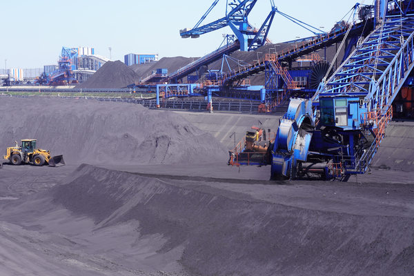 Железорудное сырьё на складе навалочного терминала ОТЭКО в порту Тамань, иллюстрирующее рост перевалки и диверсификацию грузовой базы