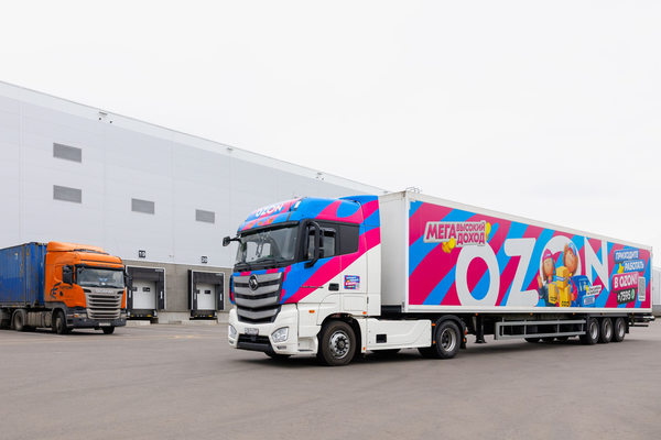 Грузовой автомобиль Ozon у логистического центра — межрегиональные перевозки и развитие LTL-модели