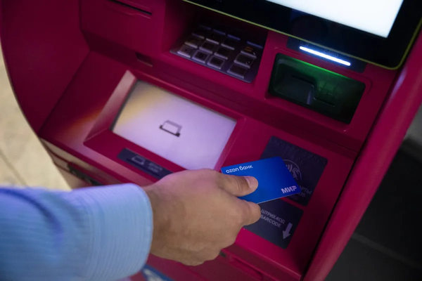 Клиент получает дебетовую карту в банкомате Ozon Банка — запуск функции моментальной выдачи карт через сеть устройств