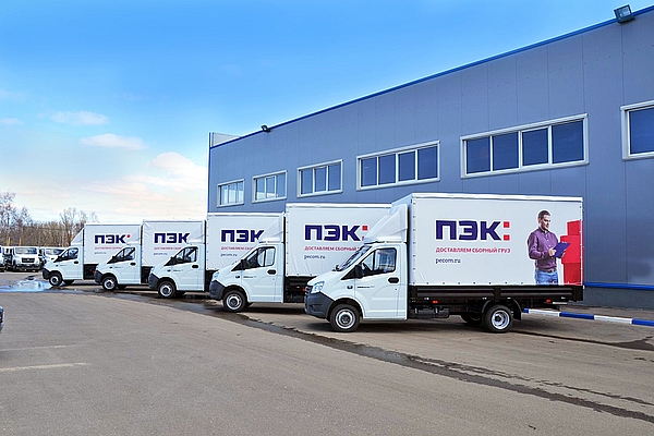 Грузовые автомобили ПЭК у логистического терминала — доставка заказов для продавцов Wildberries по модели DBS
