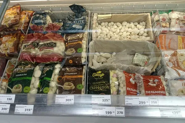 Холодильная витрина супермаркета с пельменями и замороженными полуфабрикатами на фоне роста конкуренции с готовой едой