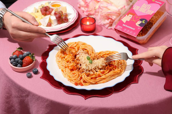 Готовая паста «паста для поцелуев» от «Перекрёсток Select» в романтической сервировке, иллюстрирующая лимитированную коллаборацию с сервисом Twinby