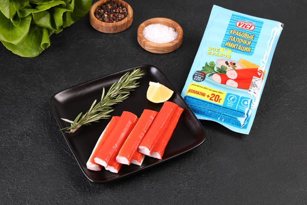 Полка с рыбной гастрономией в супермаркете Перекрёсток — продукция VICI в категории готовой рыбы