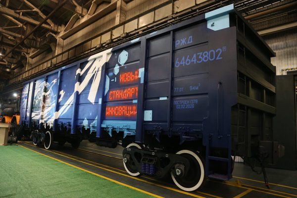 Инновационный полувагон модели 12-6744 на производственной площадке вагоностроительного завода