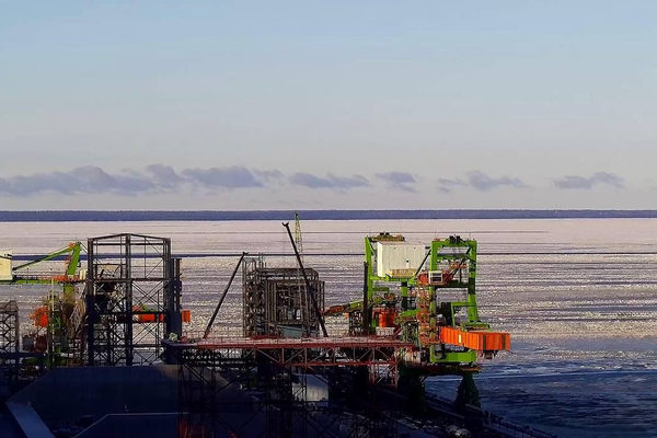 Терминал Port Favor в порту Усть-Луга зимой на фоне ледовой обстановки и перевалки аммиака в условиях штормовой погоды