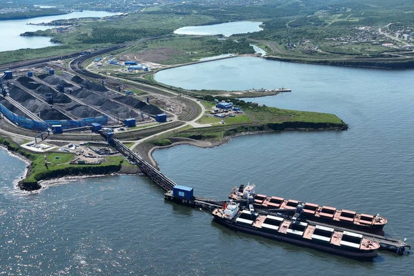 Угольный терминал порта «Остерра» на Дальнем Востоке с погрузкой судна и портовой инфраструктурой, отражающий рост экспортного грузооборота