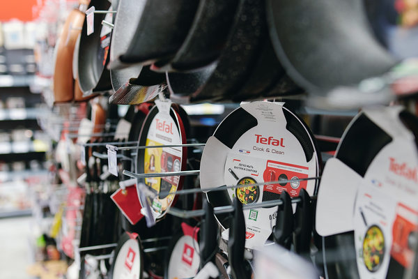 Сковороды Tefal в торговом зале — рост продаж кухонной техники в период Масленицы