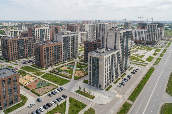 Современный жилой квартал в региональном городе с новой многоэтажной застройкой и благоустроенной территорией, иллюстрирующий рост жилищного строительства вне столичных агломераций