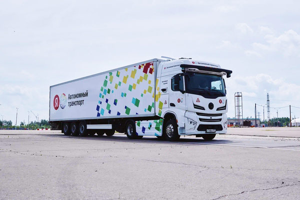 Беспилотный грузовик Яндекса на испытательном полигоне — автономный транспорт для магистральных перевозок