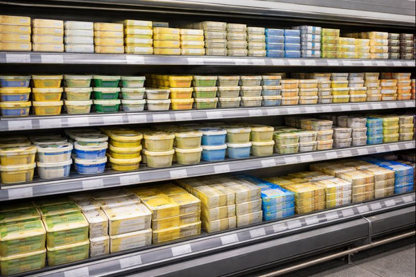 Полка супермаркета с маргарином и масложировыми продуктами как отражение роста розничных цен при стабильных ценах производителей