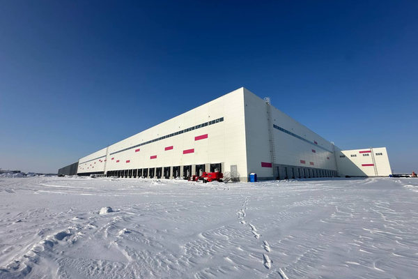 Новый логистический комплекс РВБ в Саратове зимой — современный распределительный центр для обработки и хранения товаров e-commerce