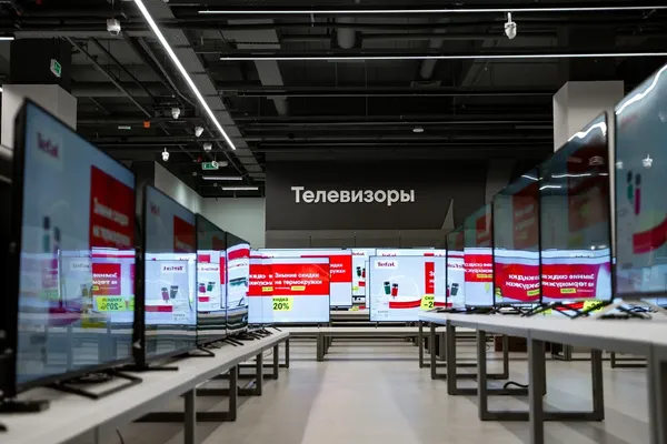 Выставка телевизоров в магазине электроники — продажи ТВ и смарт-мониторов в России в 2025 году