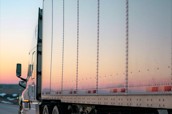 Грузовой автомобиль на трассе — иллюстрация роста спроса на водителей и кадрового дефицита в логистике в 2025 году