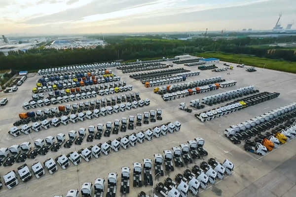 Стоянка тяжёлых грузовиков SINOTRUK перед отправкой на экспорт — рекордные продажи 2025 года