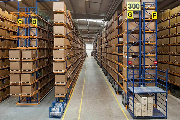 Современный склад класса А в Алматы с высокими стеллажами и паллетным хранением — иллюстрация роста предложения складской недвижимости в 2025 году