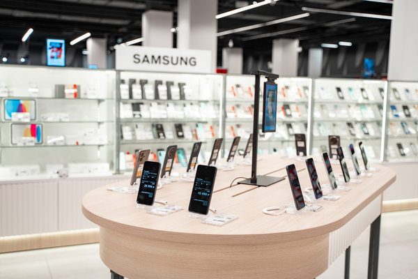витрина магазина электроники с демонстрационными смартфонами Samsung в торговом зале