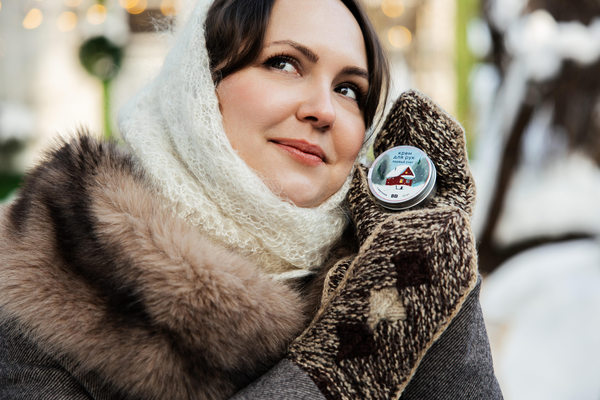 Покупатель держит крем ВкусВилл в жестяной баночке как визуальный образ ностальгии и эмоциональной ценности продукта