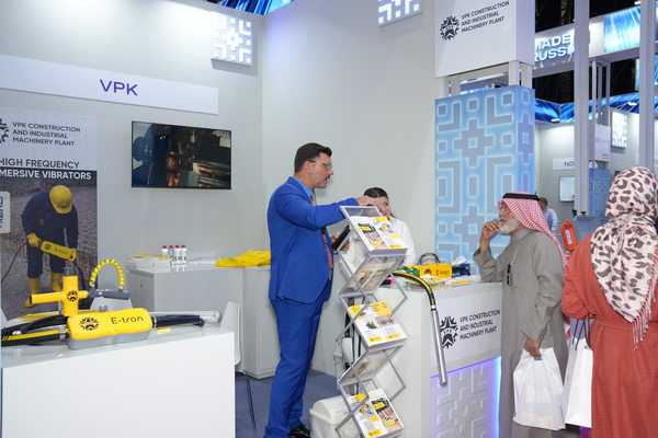 Представитель завода VPK демонстрирует строительное оборудование на стенде компании на выставке «ИННОПРОМ. Саудовская Аравия» в Эр-Рияде