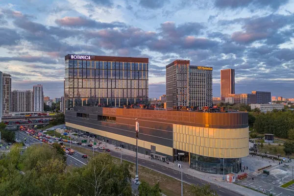 Современный торгово-офисный центр Botanica в Москве — пример нового формата торговой недвижимости
