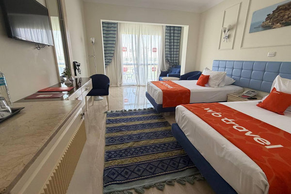 Номер фирменного отеля WB Travel Dreams Vacation в Египте с двумя кроватями и видом на балкон