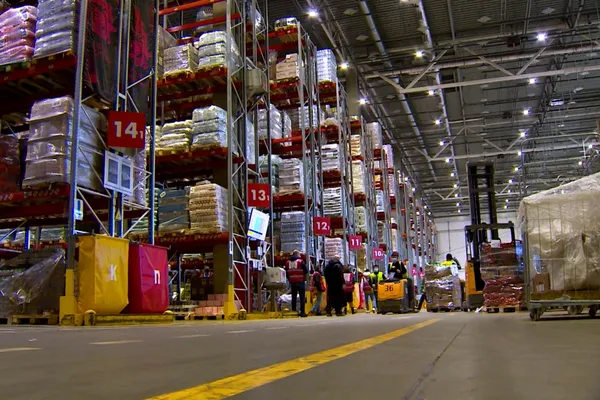 Складской комплекс маркетплейса с интенсивной обработкой заказов в высокий сезон, отражающий рост оборотов и перераспределение логистической нагрузки