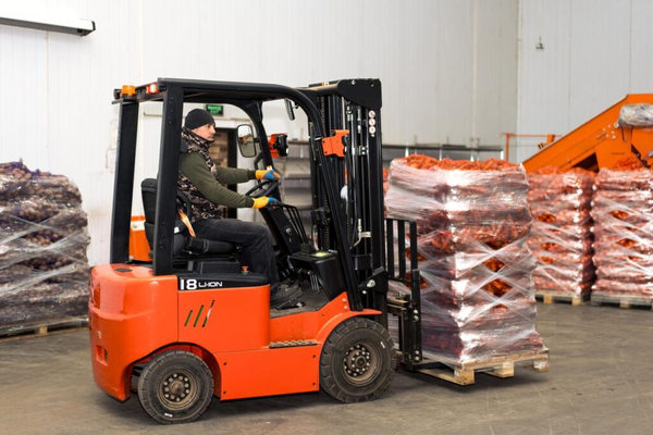 Погрузка паллет с овощами на складе агроагрегатора — консолидация фермерской продукции для поставок в X5