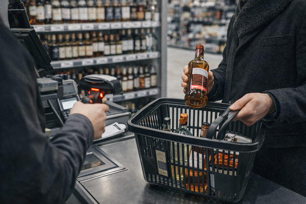 покупка крепкого алкоголя в супермаркете, рост продаж в январе 2026, влияние акцизов и МРЦ на розничный рынок