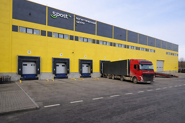 Логистический центр 5Post в Подмосковье с погрузочными доками и грузовиком — инфраструктура сортировки посылок для e-commerce