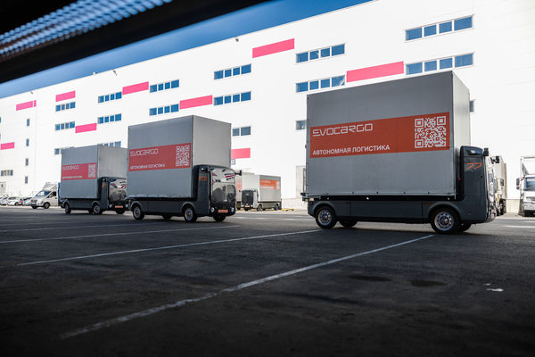 Беспилотные электрогрузовики Evocargo у логистического комплекса — масштабирование автономной логистики в ритейле и e-commerce
