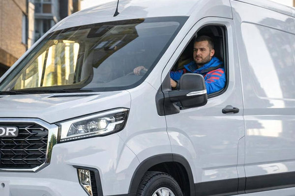 курьер управляет фургоном AVIOR V90 — коммерческий транспорт для доставки последней мили маркетплейса Ozon