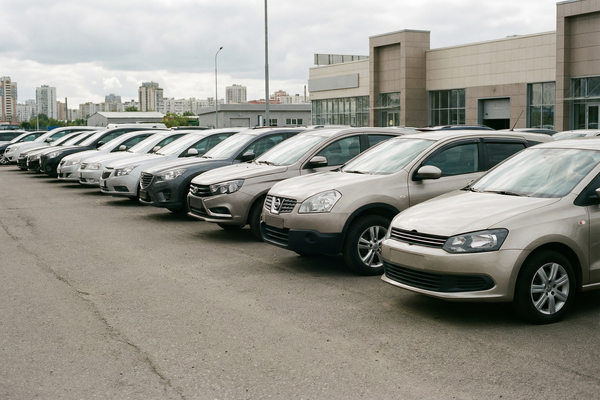Ряд популярных автомобилей с пробегом на дилерской площадке вторичного рынка в России