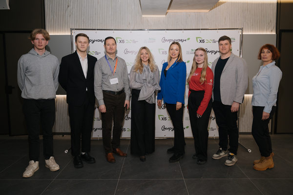 участники корпоративного волонтерского проекта X5 и фонда Выручаем на деловом мероприятии в Пензе, развитие CSR и волонтерства в регионах