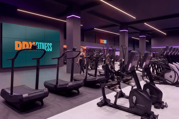 фитнес клуб DDX Fitness тренажерный зал в торговом центре оборудование кардио зона ТРЦ Россия