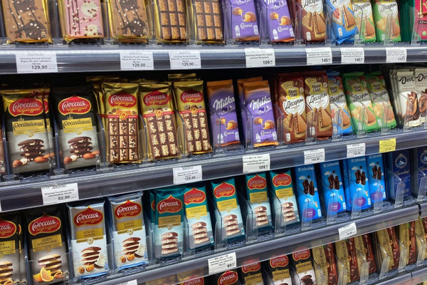 Полка супермаркета с российским и импортным шоколадом — экспорт кондитерских изделий и рост цен на какао