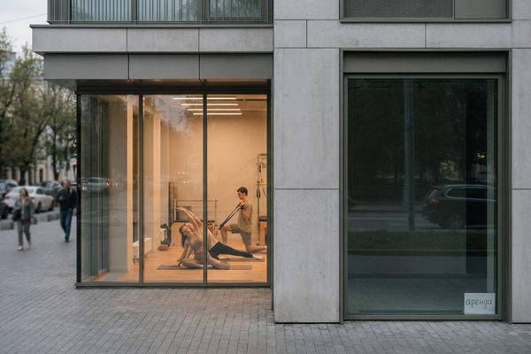 фитнес студия и пустое коммерческое помещение на первом этаже жилого комплекса смена арендаторов в ЖК