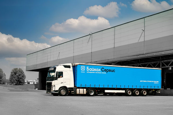 FTL-грузовик у складского терминала как иллюстрация роста и цифровой перестройки рынка автоперевозок в России