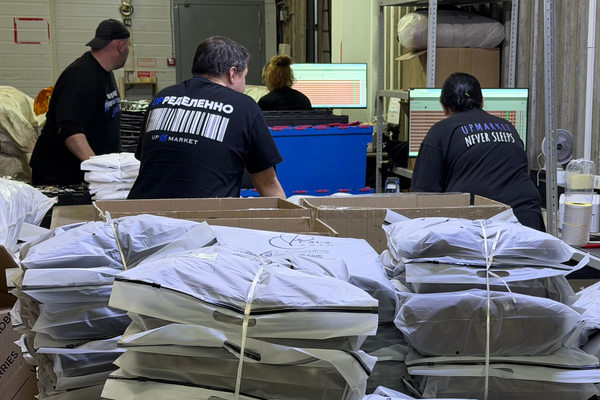 Сотрудники склада обрабатывают и сортируют заказы маркетплейса, упаковка товаров и фулфилмент операции