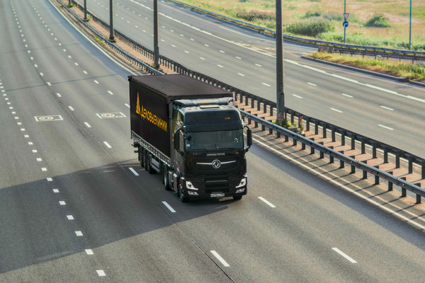 грузовой автомобиль на трассе международные автоперевозки россия беларусь логистика грузопоток еаэс