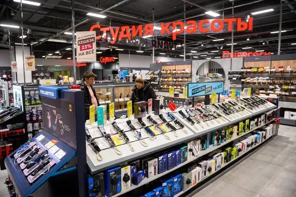 Витрина со стайлерами для волос в магазине бытовой техники — иллюстрация роста рынка в 2025 году