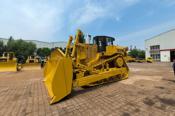 сверхтяжелый гусеничный бульдозер HBXG SD10 на площадке, иллюстрация выхода новой тяжелой строительной техники на российский рынок