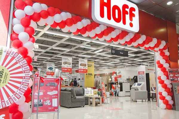 магазин Hoff с покупателями как пример розничной сети, внедряющей цифровые решения для управления персоналом