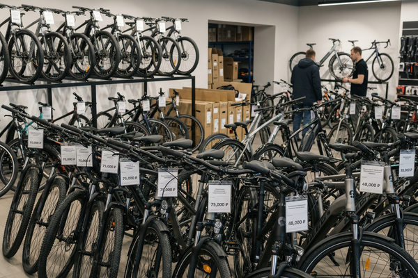 Торговый зал веломагазина с большим количеством велосипедов и ценниками — рост предложения на фоне слабого спроса