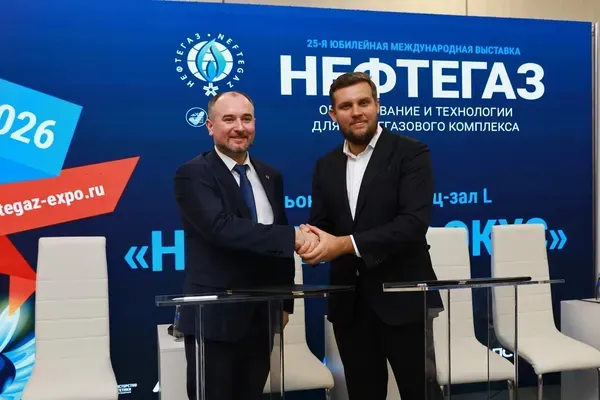Представители «Айсорс» и «Метран Проект» подписывают соглашение о сотрудничестве на выставке «Нефтегаз-2026»