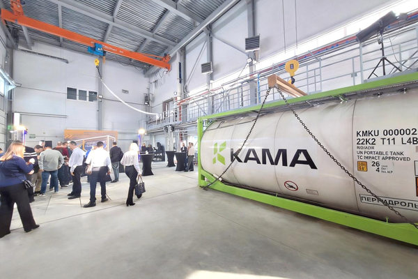 танк-контейнер КАМА на терминале для обслуживания химического сырья и логистических операций предприятия