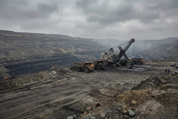 угольный разрез с остановленной техникой иллюстрация кризиса добычи и роста логистических затрат в отрасли