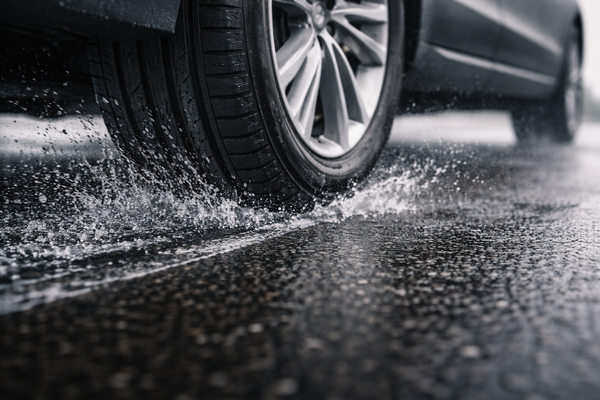 Автомобильная шина на мокрой дороге во время торможения — тест сцепления, безопасности и управляемости в дождевых условиях