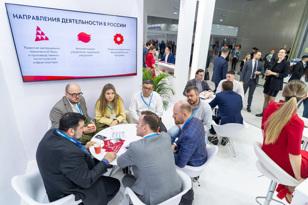 Деловая встреча представителей строительной отрасли и логистических компаний на отраслевой выставке